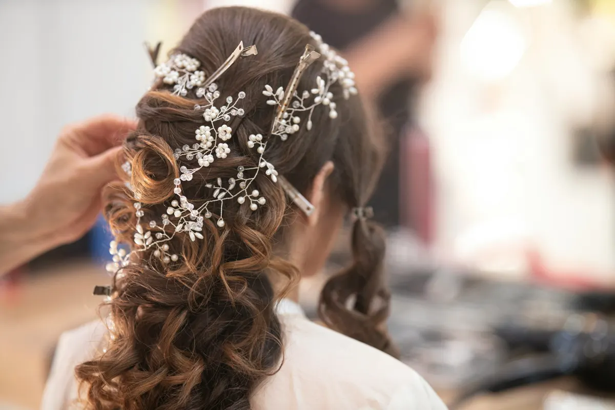 Penteado de noiva apanhado com caracóis e ganchos de pérolas