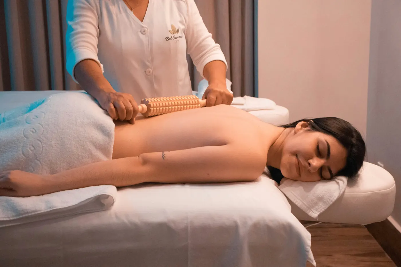 Massagem de relaxamento nas costas numa marquesa