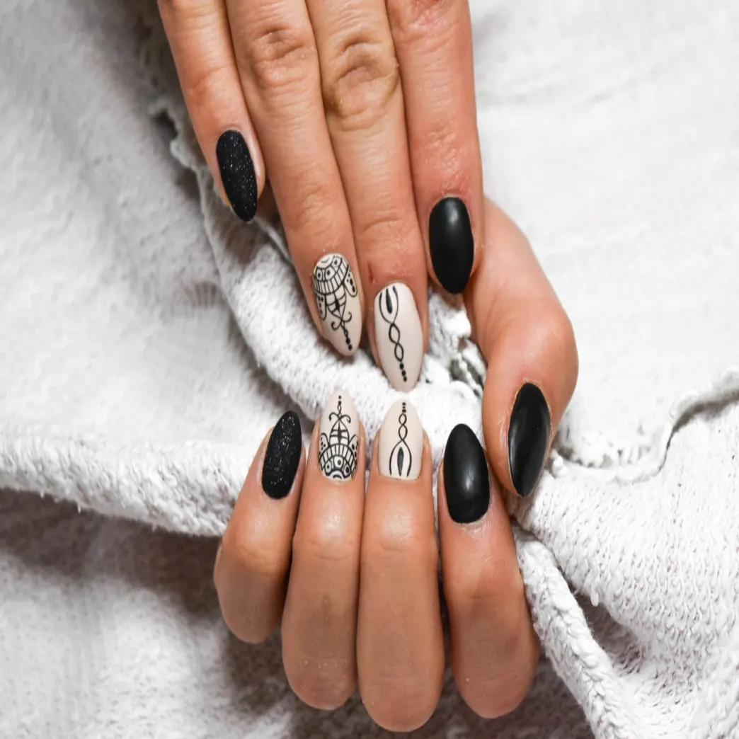 Unhas compridas pretas com nail art em cinzento