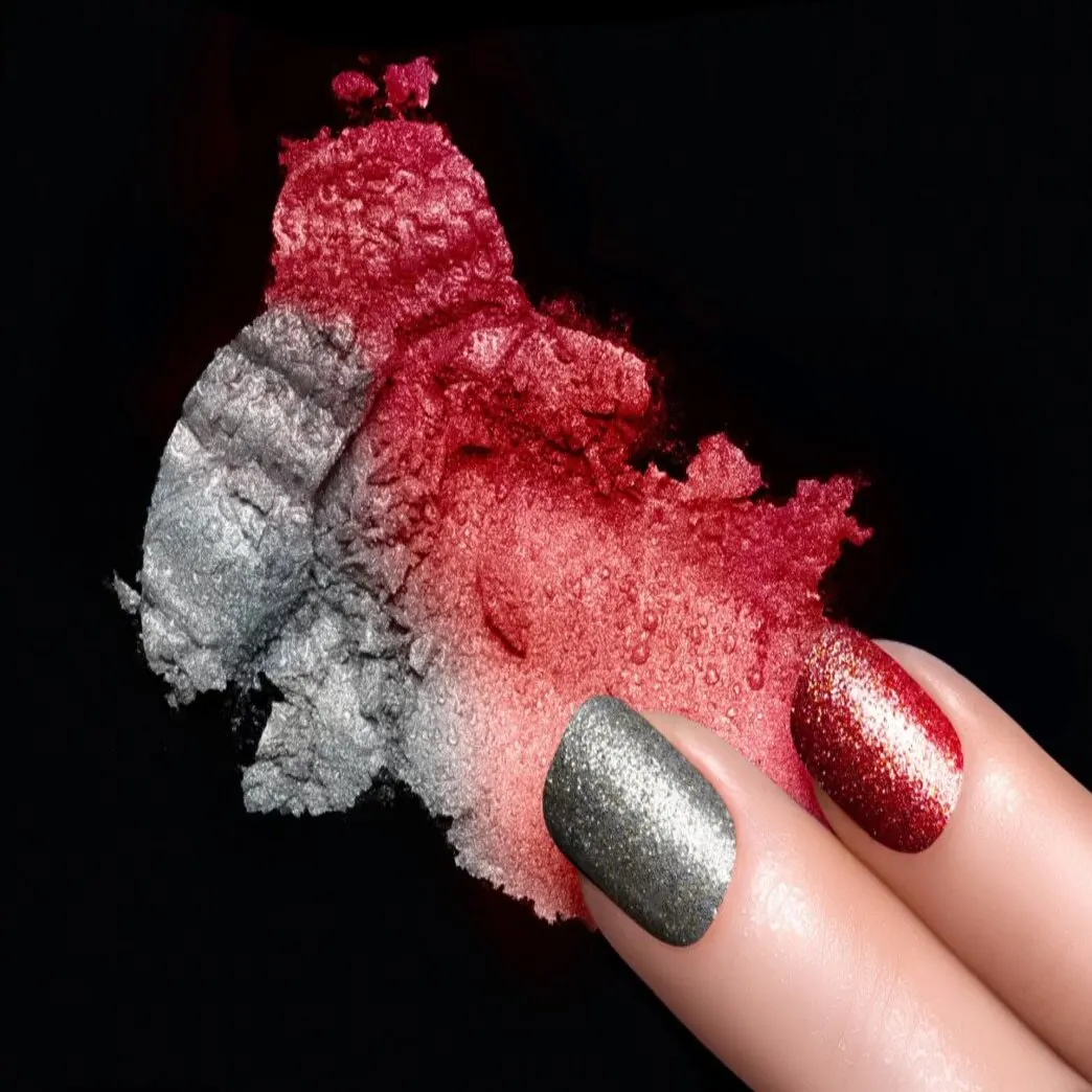 Unhas de verniz gel vermelho e prateado com pigmento